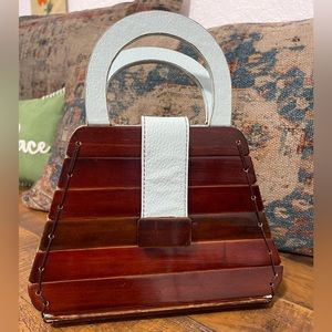 Handmade Bolsos de Madera
Handmade Cherry Wood and blue leather. So unique